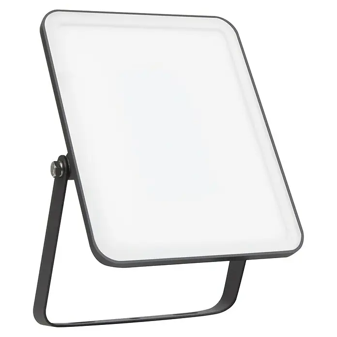 Osram LED-Strahler Floodlight Essential - 30 W, L x B x H: 18,6 x 12,8 x 2,8 cm, Schwarz, Tageslichtweiß, Ohne Sensor - Nahaufnahme einer modernen, quadratischen LED-Flächenleuchte mit dunklem Rahmen und verstellbarem Fuß. Das Licht ist hell und gleichmäßig verteilt.