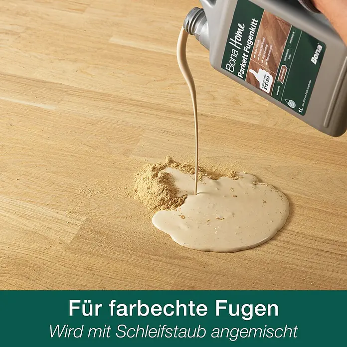 Bona Home Parkett-Fugenkitt - 1 l - Das Bona Home Parkett Fugenkitt wird auf einen Haufen Schleifstaub gegossen.
