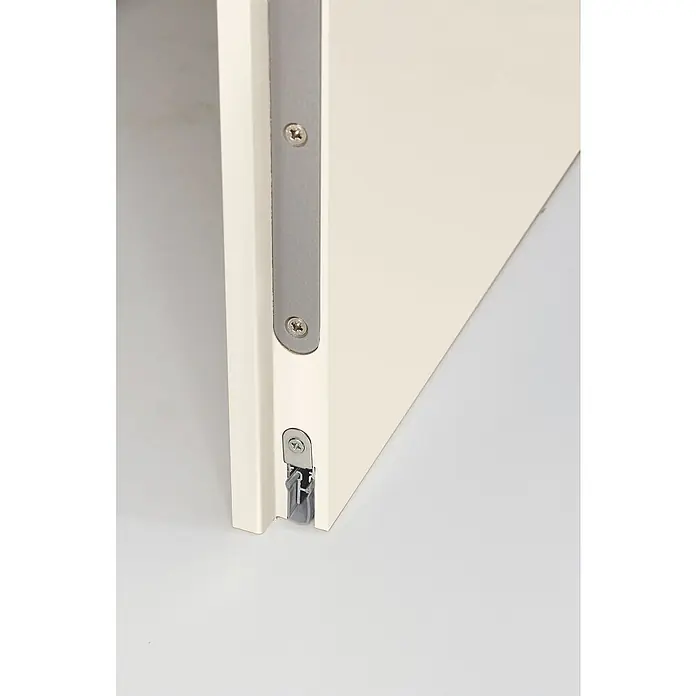 GetaDoor Laminit Wohnungseingangstür GL 223Klimaklasse nach RAL: II, 860 x 2.110 mm, DIN Anschlag: Links, Weiß seidenmatt - Nahaufnahme einer Tür mit einer automatischen Türdichtung, die mit Schrauben befestigt ist, um Zugluft zu verhindern.