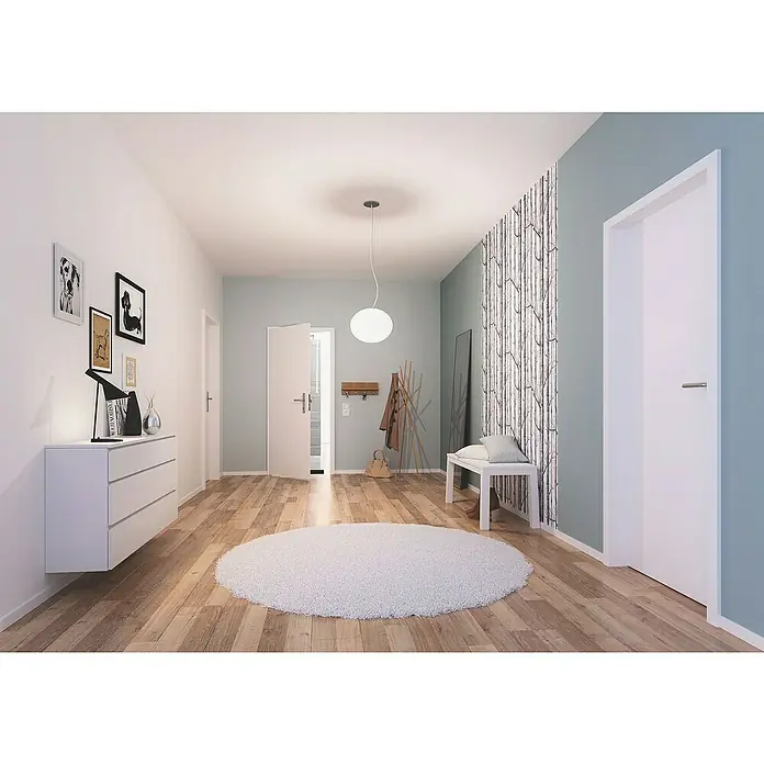 GetaDoor Laminit Wohnungseingangstür GL 223Klimaklasse nach RAL: II, 860 x 2.110 mm, DIN Anschlag: Links, Weiß seidenmatt - Einladender Flur mit weißem Teppich, Kommode und Dekorationen. Die helle Beleuchtung und das moderne Design schaffen eine freundliche Atmosphäre.