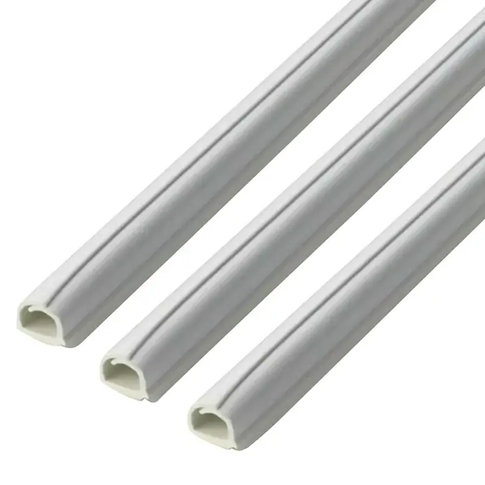Inofix Cablefix Canaleta para cables adhesiva - L x An x Al: 100 x 1,5 x 1 cm, Blanco - Tres conductos de cable de plástico en la imagen. Estos conductos de cable brindan protección segura para sus cables contra daños.