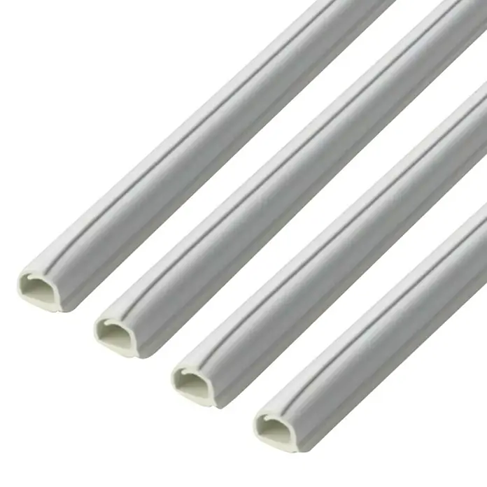 Inofix Cablefix Canaleta para cables adhesiva - L x An x Al: 100 x 0,55 x 0,5 cm, Blanco - Primer plano de cuatro conductos de cable grises alineados diagonalmente sobre un fondo negro.