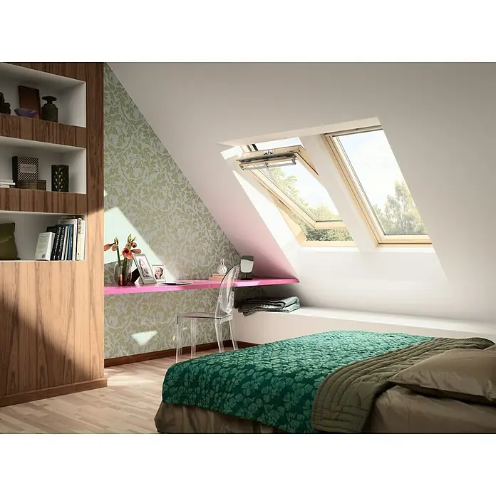 Velux Schwingfenster GGL CK04 3084 Energie - 55 x 98 cm - Helles Dachzimmer mit zwei Dachfenstern, die viel Tageslicht hereinlassen. Der Raum verfügt über einen Schreibtisch und ein Bett mit grüner Tagesdecke.