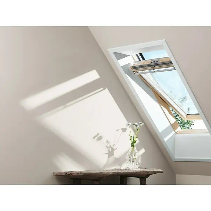 Velux Schwingfenster GGL CK02 3070 Thermo - 55 x 78 cm - Dachfenster-Design mit Holzrahmen und weissem Rand sorgt für einen hellen Raum mit natürlichem Lichteinfall.
