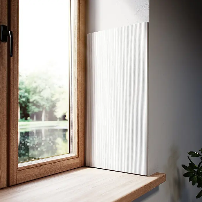 Nmc Fensterlaibungs-Dämmung noma®plan winfix - 3 Stk., 125 x 26 x 1 cm - Nahaufnahme eines weißen Heizkörpers neben einem Holzfenster, der Wärme und Design vereint.