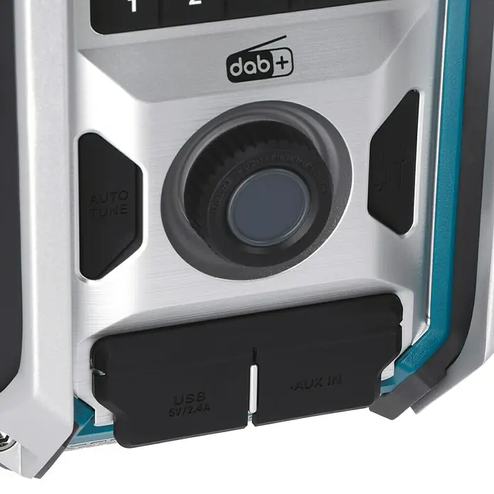 Makita LXT 18V Akku-Baustellenradio DMR115 - 18 V, Ohne Akku, Frequenz: 174.928 - 239.200 MHz (DAB/DAB+) - Nahaufnahme eines tragbaren Radios mit DAB+, USB- und AUX-Anschluss für vielseitige Konnektivität.