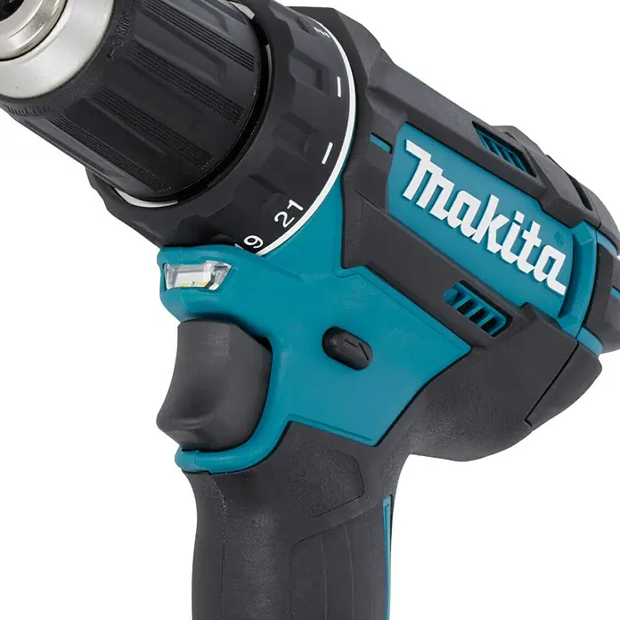 Makita LXT 18V Akku-Bohrschrauber DDF482Z + Artikelnr. 33855482 hinzufügen* - 18 V, Ohne Akku - Nahaufnahme einer Makita Akku-Bohrmaschine mit schwarzem Bohrfutter und blaugrünen Akzenten.