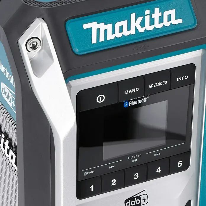 Makita LXT 18V Akku-Baustellenradio DMR115 - 18 V, Ohne Akku, Frequenz: 174.928 - 239.200 MHz (DAB/DAB+) - Nahaufnahme eines Makita Baustellenradios mit Bluetooth und DAB+ Funktion, ideal für Musikgenuss auf der Baustelle.
