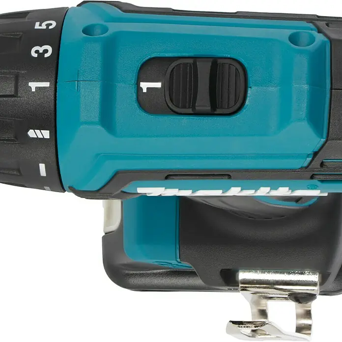 Makita CXT 12V max. Akku-Bohrschrauber DF333DSAE - 12 V, 2 Akkus, 2 Ah, 30 Nm - Nahaufnahme der Makita Akku-Bohrmaschine mit Geschwindigkeitsstufen und Bohrfuttereinstellungen für präzises Arbeiten.
