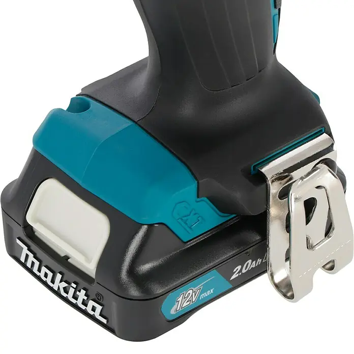 Makita CXT 12V max. Akku-Bohrschrauber DF333DSAE - 12 V, 2 Akkus, 2 Ah, 30 Nm - Nahaufnahme eines Makita CXT Akkus mit Gürtelclip. Der Akku ist schwarz und blaugrün mit weißem Makita-Schriftzug und 12V max Kennzeichnung.