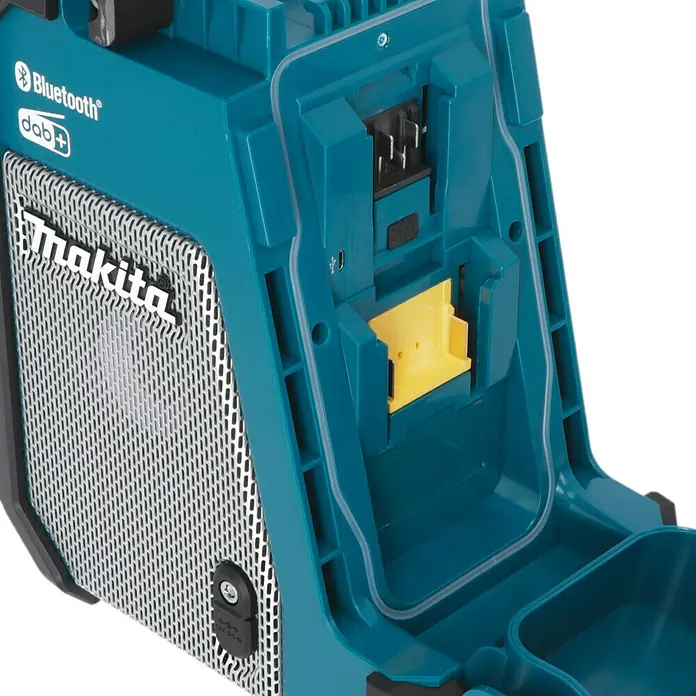 Makita LXT 18V Akku-Baustellenradio DMR115 - 18 V, Ohne Akku, Frequenz: 174.928 - 239.200 MHz (DAB/DAB+) - Nahaufnahme eines Makita-Baustellenradios mit Bluetooth und DAB+, das robuste Design und vielseitige Funktionen vereint.