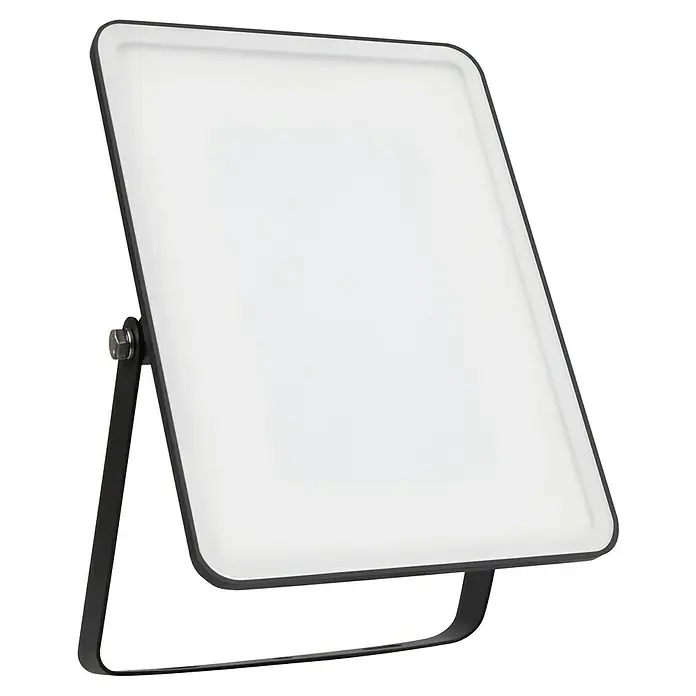 Osram LED-Strahler - 50 W, L x B x H: 23,8 x 16,1 x 3 cm, Schwarz, Tageslichtweiß, Ohne Sensor - Nahaufnahme einer LED-Flutlichtlampe mit schwarzem Rahmen und verstellbarer Halterung. Ideal für Außenbereiche und zur Beleuchtung.
