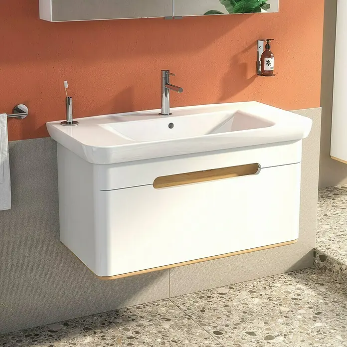 VitrA Sento Badmöbel-Set - Gesamtbreite Badmöbel: 98 cm, Weiß, Matt - Nahaufnahme eines modernen weißen Badezimmerschranks mit Holzdetails, der eine stilvolle und funktionale Badlösung zeigt.