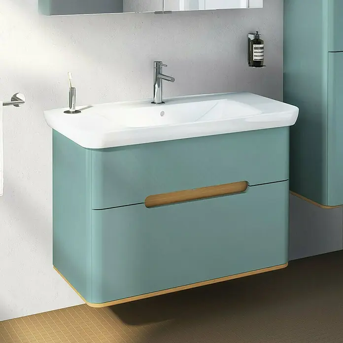 VitrA Sento Badmöbel-Set - 98 cm, Fjordgrün, 2 Schubladen - Ein moderner Waschtischunterschrank in Mintgrün mit einem weißen Waschbecken und hölzernen Griffen. Ein stilvolles Badezimmermöbel.
