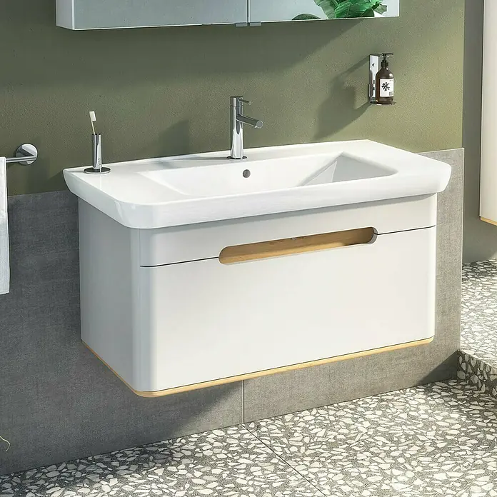 VitrA Sento Badmöbel-Set - 98 cm, Hellgrau, Griffmulde - Ein schickes, weißes Waschbecken mit Unterschrank, das mit einem modernen Design und Holzdetails für ein stilvolles Badezimmer sorgt.