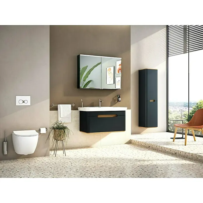 VitrA Sento Badmöbel-Set - 98 cm, Anthrazit, Griffmulde - Elegantes Badezimmer-Interieur mit einem stilvollen Waschtischunterschrank in dunklem Blau, ergänzt durch einen passenden Hochschrank und Spiegel.