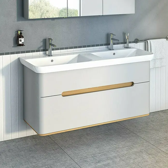 VitrA Sento Badmöbel-Set - 130 cm, Hellgrau, Ohne Wäschekorb - Ein moderner Waschtischunterschrank mit zwei Schubladen in Grau und Holzoptik, der Eleganz und Funktionalität im Badezimmer vereint.