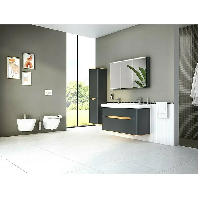 VitrA Sento Badmöbel-Set - Gesamtbreite Badmöbel: 130 cm, Anthrazit, Matt - Ein modernes Badezimmer mit einem grauen Waschtisch mit Holzdetails, einem Spiegelschrank und einer freistehenden Toilette für ein elegantes Ambiente.