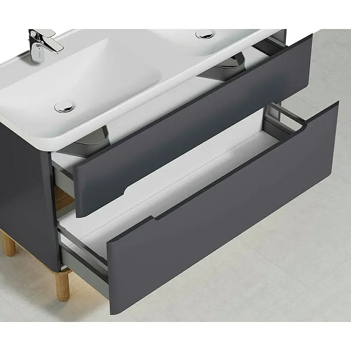 VitrA Sento Badmöbel-Set - 130 cm, Anthrazit, Mit Wäschekorb - Ein modernes Badezimmerwaschbecken mit grauen Unterschränken und offenstehenden Schubladen für zusätzlichen Stauraum.