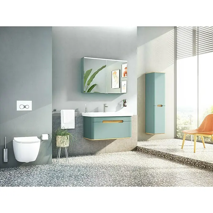 VitrA Sento Badmöbel-Set - 98 cm, Fjordgrün, Griffmulde - Ein Badezimmer mit modernen Elementen, darunter ein türkisfarbener Waschtisch mit Spiegel und eine wandhängende Toilette.