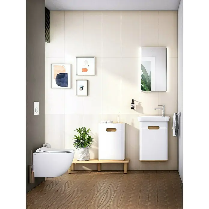 VitrA Sento Halbhochschrank - B x T x H: 40 x 29,5 x 58 cm, Weiß, DIN Anschlag: Links - Ein stilvolles Badezimmer mit einer wandhängenden Toilette, einem Waschtisch und dekorativen Elementen, die eine moderne Atmosphäre schaffen.