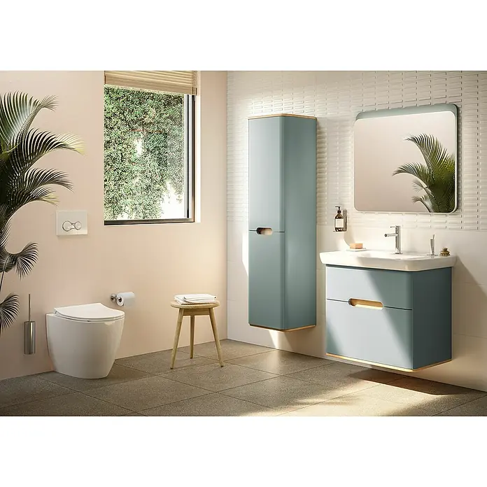 VitrA Sento Badmöbel-Set - 98 cm, Fjordgrün, 2 Schubladen - Elegantes Badezimmer mit blauem Waschtisch, passendem Hochschrank und Spiegel. Das helle Interieur wird durch eine grüne Pflanze aufgelockert.