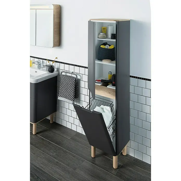 VitrA Sento Hochschrank - B x T x H: 40 x 35 x 157,5 cm, Anthrazit, Mit Wäschekorb, DIN Anschlag: Links - Ein Badezimmer-Hochschrank in Anthrazit mit offenem Wäschekorb und Holzfüßen neben einem Waschbecken und einem Spiegelschrank.