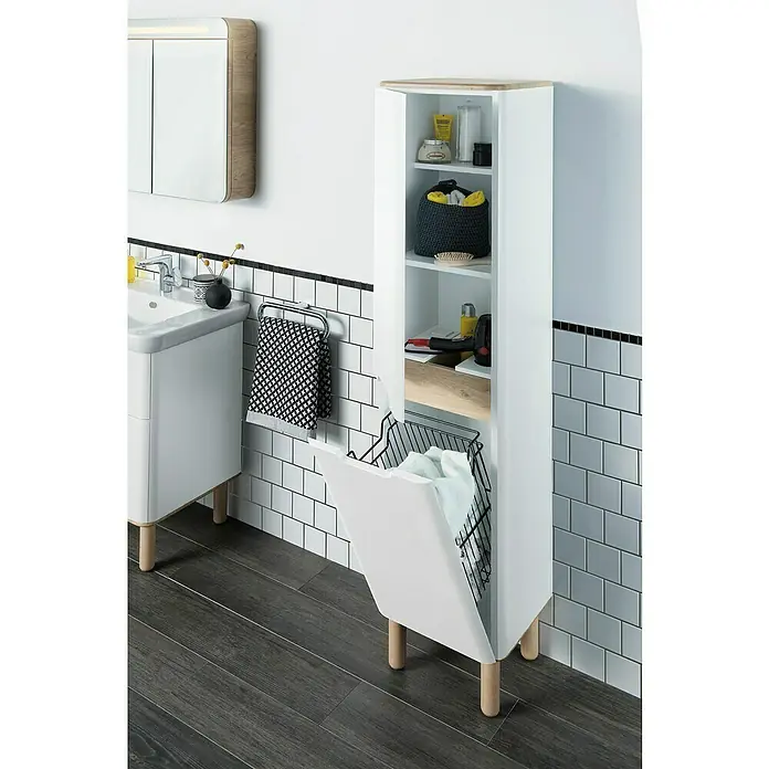 VitrA Sento Hochschrank - B x T x H: 40 x 35 x 157,5 cm, Weiß, Mit Wäschekorb, DIN Anschlag: Links - Ein Badezimmer mit weißem Waschtisch, Spiegelschrank und einem Hochschrank mit offenem Wäschekorb, der für Ordnung und Stil sorgt.