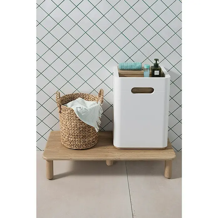 VitrA Sento Halbhochschrank - B x T x H: 40 x 29,5 x 58 cm, Weiß, DIN Anschlag: Rechts - Eine stilvolle Badablage mit einem geflochtenen Wäschekorb und einem weißen Schrank, ideal für die Organisation Ihres Badezimmers.