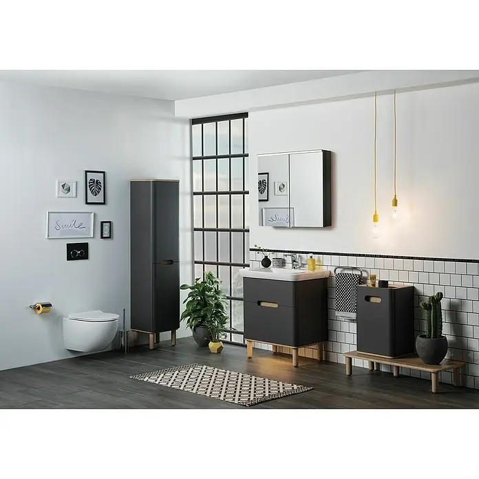 VitrA Sento Badmöbel-Set - 63 cm, Anthrazit, 2 Schubladen - Ein stilvolles Badezimmer mit grauen Möbeln, darunter Waschtisch, Spiegelschrank und Hochschrank, ergänzt durch moderne Beleuchtung und Dekoration.
