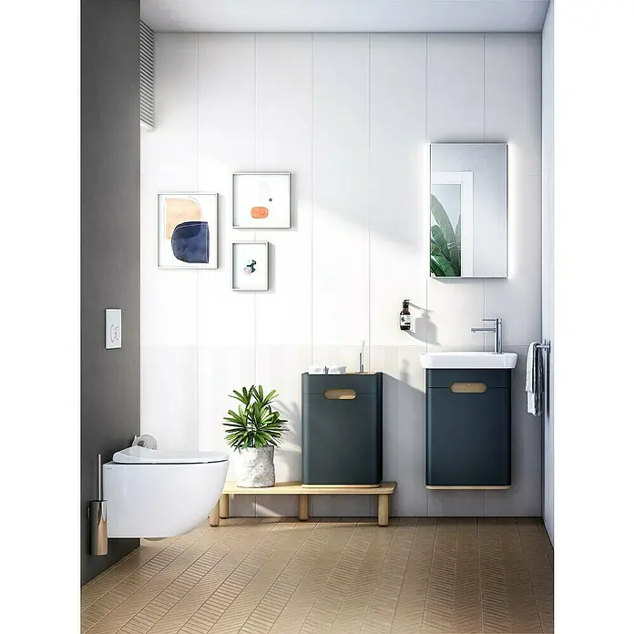 VitrA Sento Halbhochschrank - B x T x H: 40 x 29,5 x 58 cm, Anthrazit, DIN Anschlag: Links - Badezimmer mit einer modernen, wandhängenden Toilette, einem Waschtisch mit Unterschrank und einem Wäschekorb auf einer Holzbank.