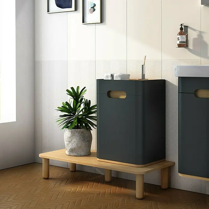 VitrA Sento Halbhochschrank - B x T x H: 40 x 29,5 x 58 cm, Anthrazit, DIN Anschlag: Links - Ein Badezimmer mit einem grauen Waschtisch mit Holzplatte und einer Pflanze auf einem Holzschemel.