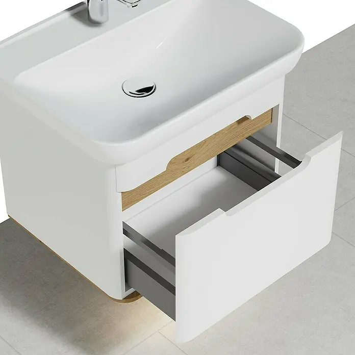 VitrA Sento Badmöbel-Set - 63 cm, Weiß, Ohne Wäschekorb - Nahaufnahme eines modernen weißen Waschbeckens mit offenem Unterschrank aus Holz und grauem Schubladeneinsatz für Badezimmer.