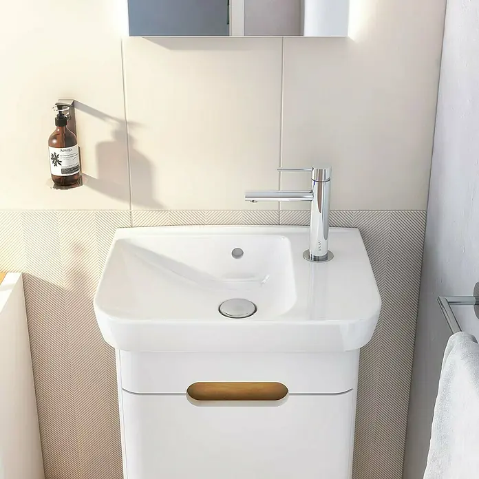 VitrA Sento Handwaschbecken - 50 x 37,5 cm, Weiß - Nahaufnahme eines modernen, weißen Waschtischs mit Chromarmatur und Holzgriff in einem stilvollen Badezimmer.