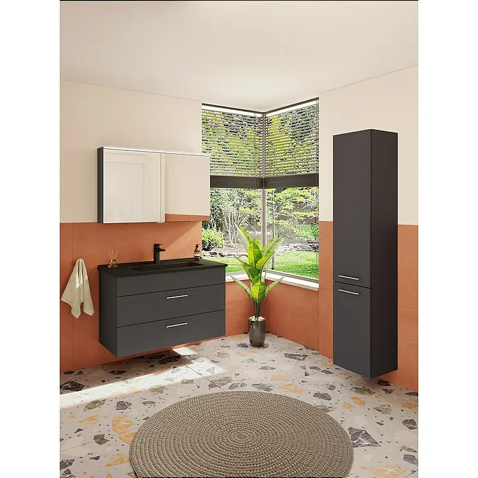 Camargue Aurinia LED-Spiegelschrank - B x H: 100 x 62 cm, Mit Beleuchtung, Anthrazit - Badezimmer-Interieur mit grauem Waschtischunterschrank, Spiegelschrank und Hochschrank vor einem Fenster mit Grünblick.