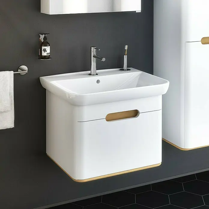 VitrA Sento Badmöbel-Set - 63 cm, Weiß, Ohne Wäschekorb - Ein modernes Badezimmerwaschbecken mit einem Unterschrank aus weißem Holz und dezenten Holzdetails. Das Waschbecken ist stilvoll und funktional.
