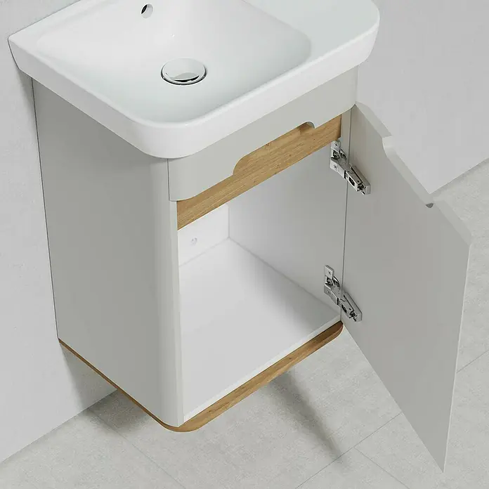 VitrA Sento Badmöbel-Set - Gesamtbreite Badmöbel: 50 cm, Hellgrau, Matt, DIN Anschlag: Rechts - Eine Nahaufnahme eines modernen Badezimmerwaschtischs mit einem offenen Schrank, der Holzdetails und eine Spüle zeigt.