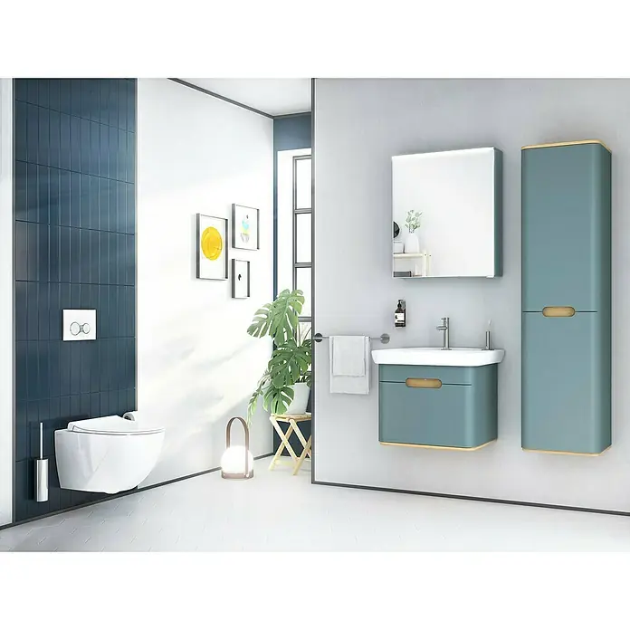 VitrA Sento Hochschrank - B x T x H: 40 x 35 x 157,5 cm, Fjordgrün, DIN Anschlag: Links - Ein modernes Badezimmer mit einer wandhängenden Toilette und einem Waschtisch mit passendem Spiegelschrank in beruhigenden Blautönen.