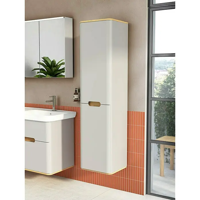 VitrA Sento Hochschrank - B x T x H: 40 x 35 x 157,5 cm, Hellgrau, DIN Anschlag: Links - Ein Badezimmer mit einem grauen Waschbeckenunterschrank, einem Spiegelschrank und einem grauen Hängeschrank mit Holzdetails.