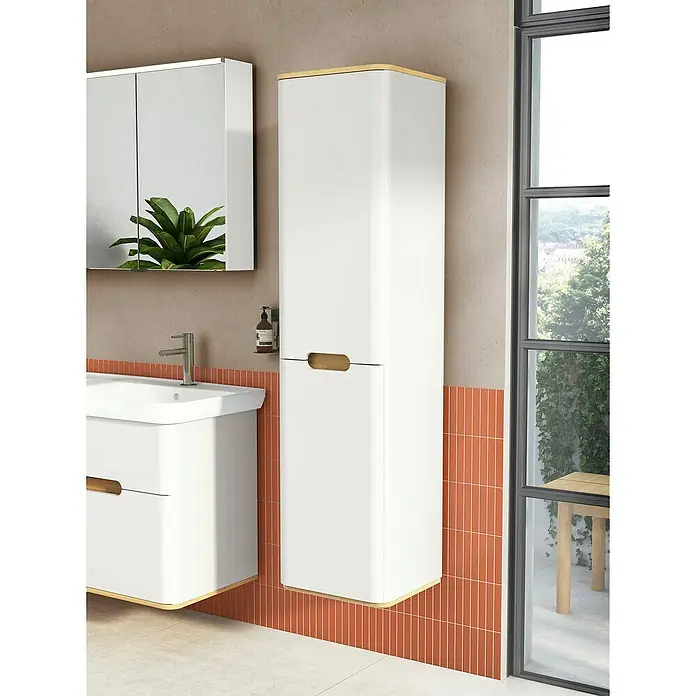 VitrA Sento Hochschrank - B x T x H: 40 x 35 x 157,5 cm, Weiß, DIN Anschlag: Rechts - Das Badezimmer zeigt einen weißen Hochschrank mit Holzdetails, der perfekt zum modernen Waschbecken und Spiegel passt.