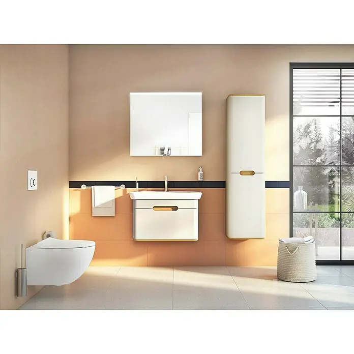 VitrA Sento Badmöbel-Set - 80 cm, Hellgrau, Griffmulde - Modernes Badezimmer-Interieur mit einem weißen, wandhängenden WC und einem passenden Waschtisch mit Spiegel und Hochschrank.