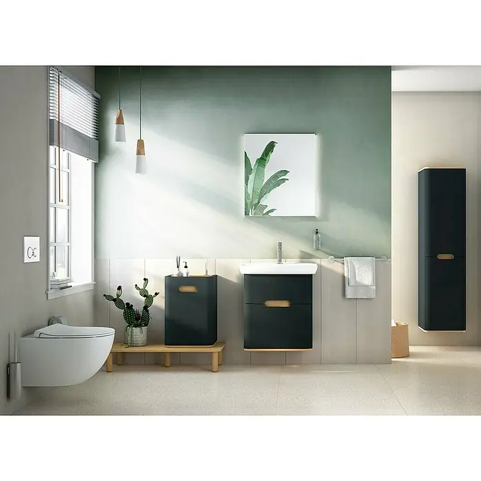 VitrA Sento Badmöbel-Set - 63 cm, Anthrazit, 2 Schubladen - Badezimmer-Interieur mit modernem Waschbeckenunterschrank in dunklem Anthrazit, ergänzt durch einen passenden Hochschrank und natürliche Dekoelemente.