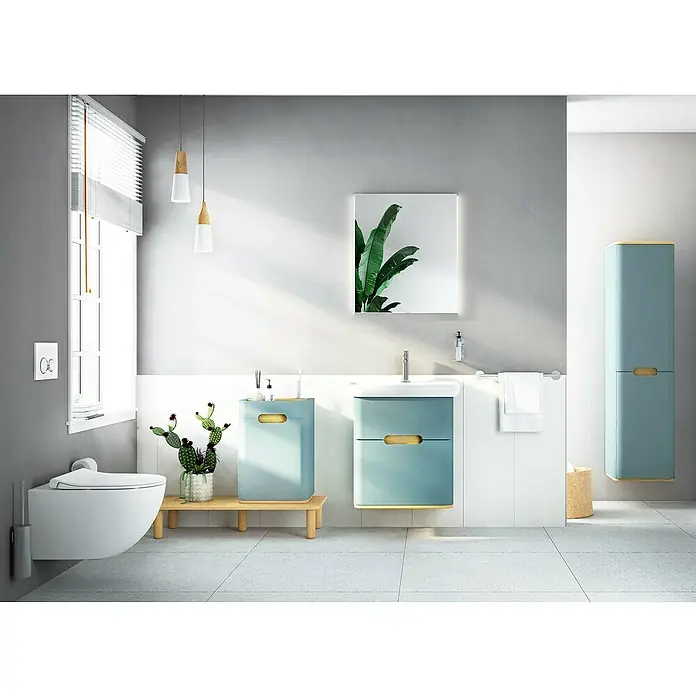 VitrA Sento Badmöbel-Set - 63 cm, Fjordgrün, 2 Schubladen - Ein modernes Badezimmer mit blauen Schränken, einem hängenden WC und einem Spiegel mit Pflanzenmotiv für ein frisches Ambiente.