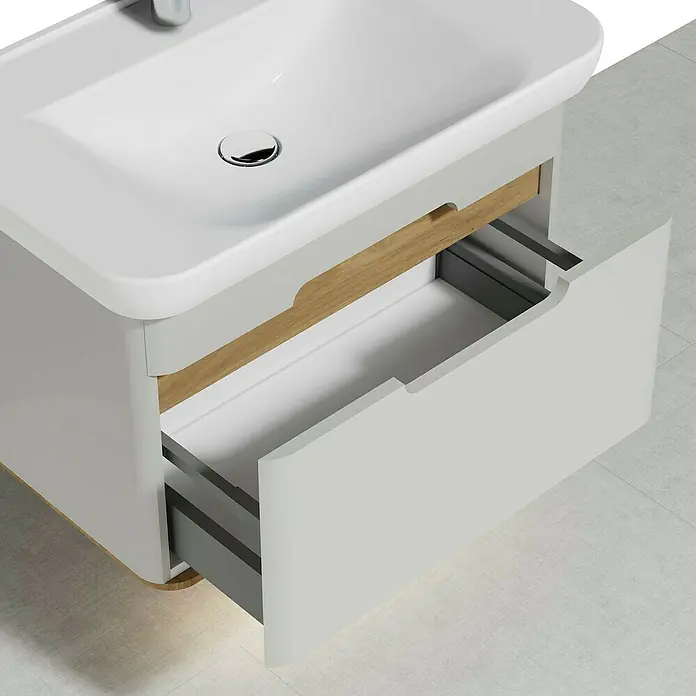 VitrA Sento Badmöbel-Set - 80 cm, Hellgrau, 1 Schublade, Mit Wäschekorb - Detailaufnahme eines modernen Waschtisches mit offenem Schubfach, das Design und Funktionalität vereint.