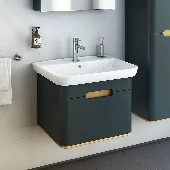 VitrA Sento Badmöbel-Set - 54,5 cm, Anthrazit, Griffmulde - Schwarzer Waschtischunterschrank mit weißen Waschbecken, ergänzt durch Armatur, Seifenspender und Handtuchhalter. Ideal für moderne Badezimmer.