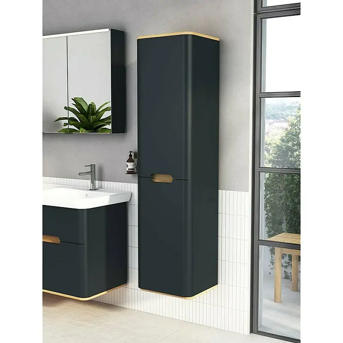 VitrA Sento Hochschrank - B x T x H: 40 x 35 x 157,5 cm, Anthrazit, DIN Anschlag: Links - Dieses Bild zeigt einen eleganten, hochschmalen Badezimmerschrank in dunkler Farbe mit Holzdetails, der stilvoll im modernen Badezimmerdesign hervorsticht.