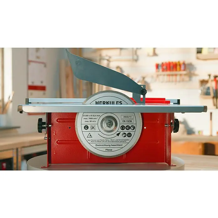 Herkules Elektro-Fliesenschneider H-FS 900 - 900 W, Schnitttiefe bei 90 °: 41 mm - Nahaufnahme einer Fliesenschneidemaschine von Herkules, die für präzise Schnitte von Fliesen und Naturstein konzipiert ist.