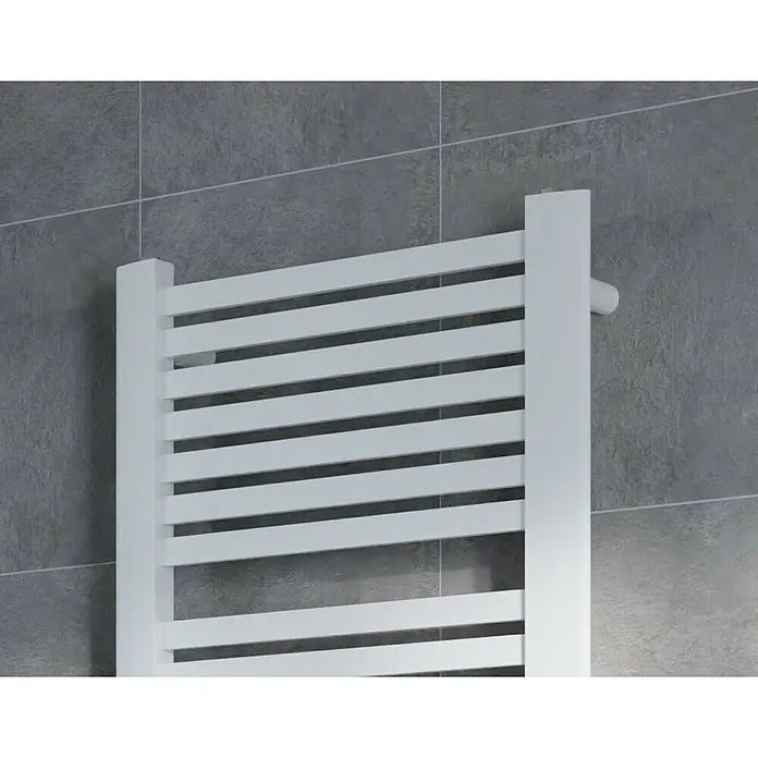 Ximax Badheizkörper K5 - B x H: 600 x 1.215 mm, Wärmeleistung bei Vorlauftemperatur von 75 °C (D: 50): 605 W, Weiß - Nahaufnahme eines weißen Handtuchwärmers an einer gefliesten Wand. Es ist ein funktionales und modernes Badaccessoire.