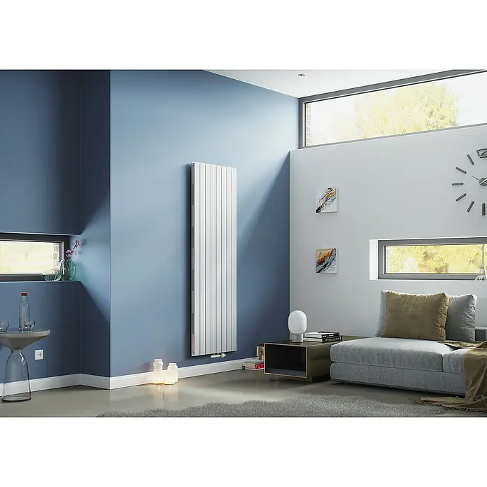 Ximax Raumheizkörper P1 Duplex Slimline Deluxe - B x H: 295 x 1.800 mm, Wärmeleistung bei Vorlauftemperatur von 75 °C (D: 50): 809 W - Ein moderner, schlanker Heizkörper in Weiß ziert die blaue Wand und sorgt für Wärme und stilvolles Design in diesem eleganten Wohnraum.