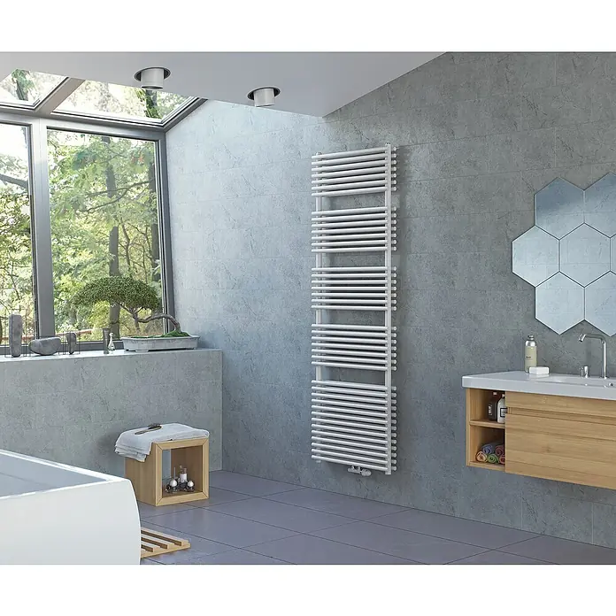 Ximax Badheizkörper Tec Duplex - B x H: 600 x 1.838 mm, Wärmeleistung bei Vorlauftemperatur von 75 °C (D: 50): 1.538 W, Weiß, Anschlusskombination Heizkörper: Mittig unten - Ein Badezimmer mit einem weißen Heizkörper an der Wand, der für warme Handtücher und eine angenehme Atmosphäre sorgt.